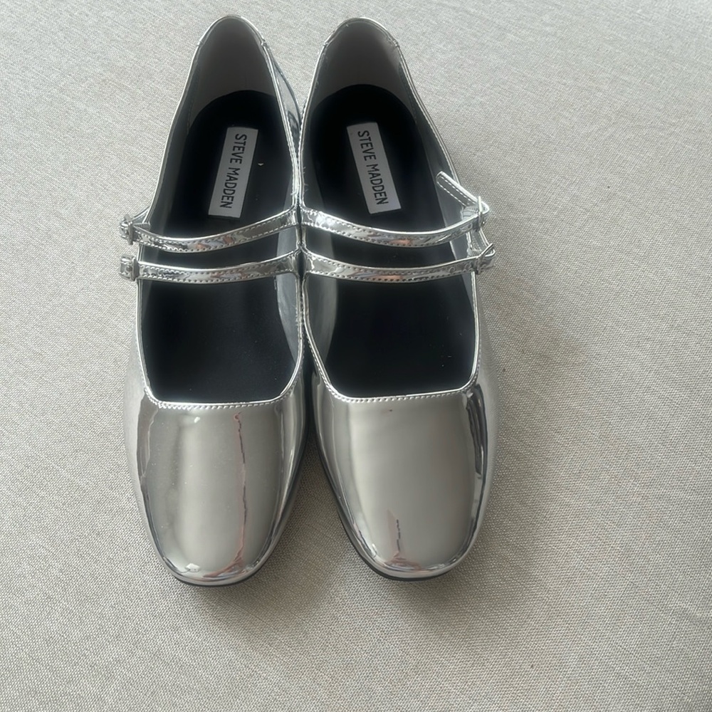 Women’s flat shoes with straps